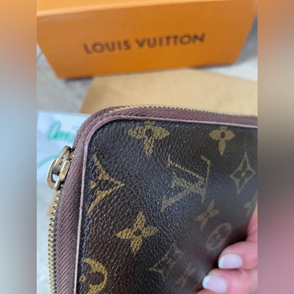 Louis Vuitton's iconic Zippy Organizer wallet in historic Monogram canvas - Picture 15 of 15
